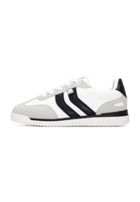 Zapatillas grises y blancas con rayas negras, hechas de cuero y gamuza; cuentan con una punta redondeada, diseño de cordones y suela texturizada.