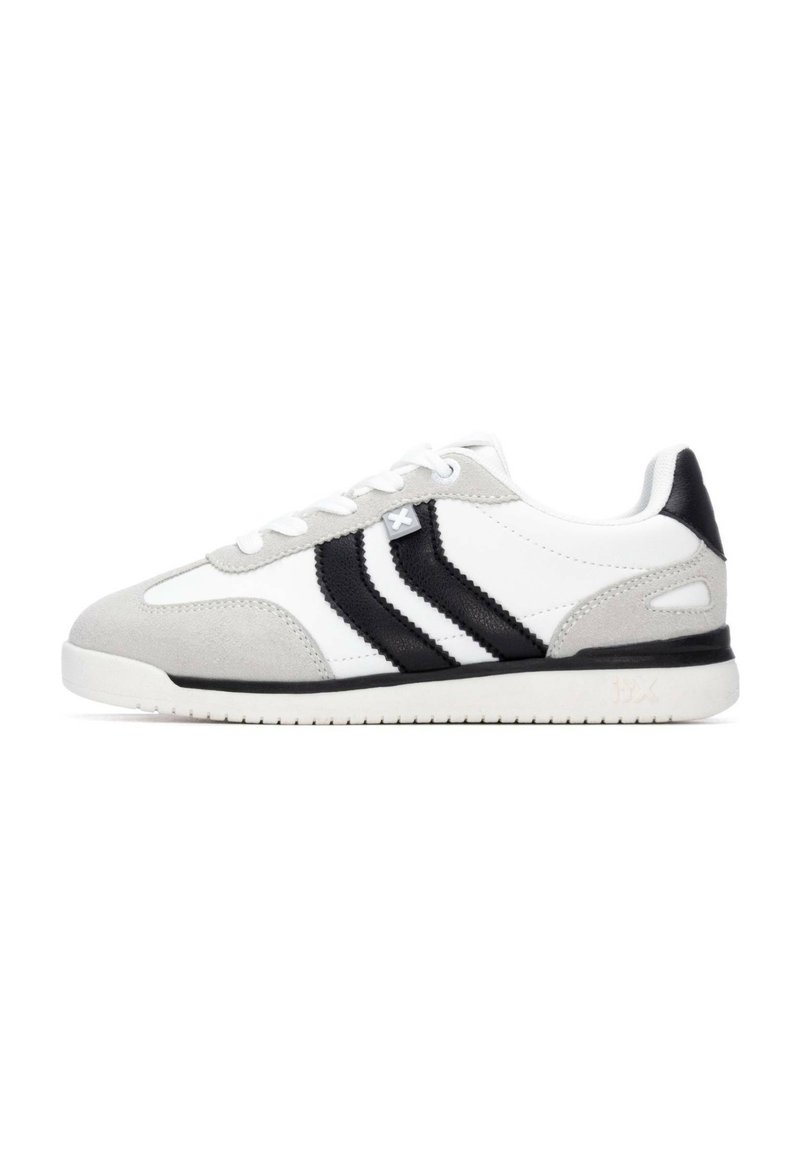 Zapatillas grises y blancas con rayas negras, hechas de cuero y gamuza; cuentan con una punta redondeada, diseño de cordones y suela texturizada.