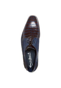 Chaussure de ville en cuir marron avec une texture crocodile, dotée d'accents bleu foncé et d'un design à lacets. Fini lisse et bout arrondi.