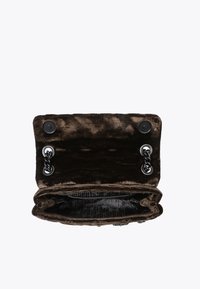Borsa a tracolla in velluto marrone con chiusura a pattina, caratterizzata da un accento in catena e bottone a scatto. L'interno ha una fodera con motivo.