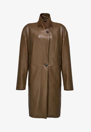 Ruskea pitkä nahkatakki, jossa on korkea kaulus, kaksi suurta mustaa nappia ja pitkät hihat, valkoista taustaa vasten esitetty.