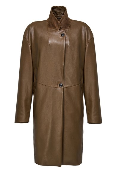 Brązowy długi skórzany płaszcz z wysokim kołnierzem, dwoma dużymi czarnymi guzikami i długimi rękawami, przedstawiony na białym tle.
