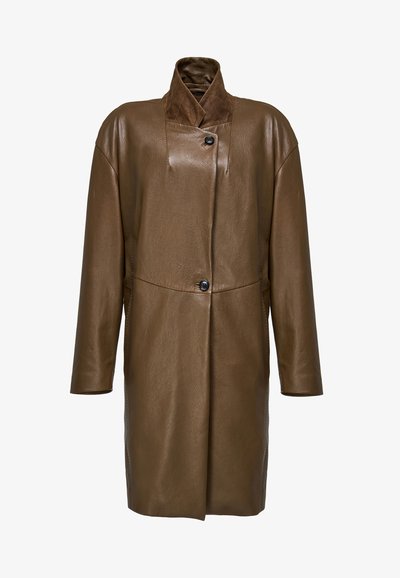 Brązowy długi skórzany płaszcz z wysokim kołnierzem, dwoma dużymi czarnymi guzikami i długimi rękawami, przedstawiony na białym tle.