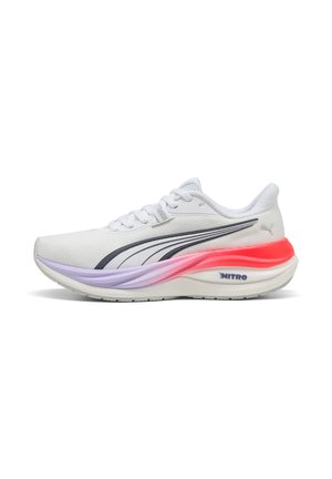 Weißer Sportschuh mit einem schwarzen Streifen und einer dicken Sohle in lila und roten Farbverläufen, mit dem Wort "NITRO" an der Ferse.
