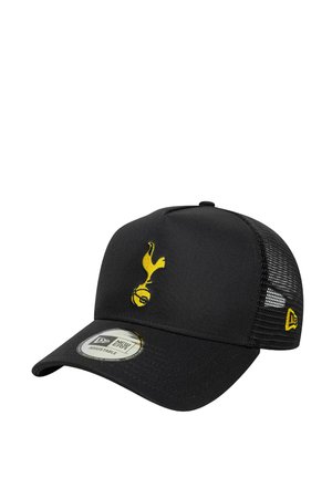 Cappello nero con retro in rete, caratterizzato da un logo ricamato giallo di un gallo che tiene una palla. Taglia regolabile con visiera curva.