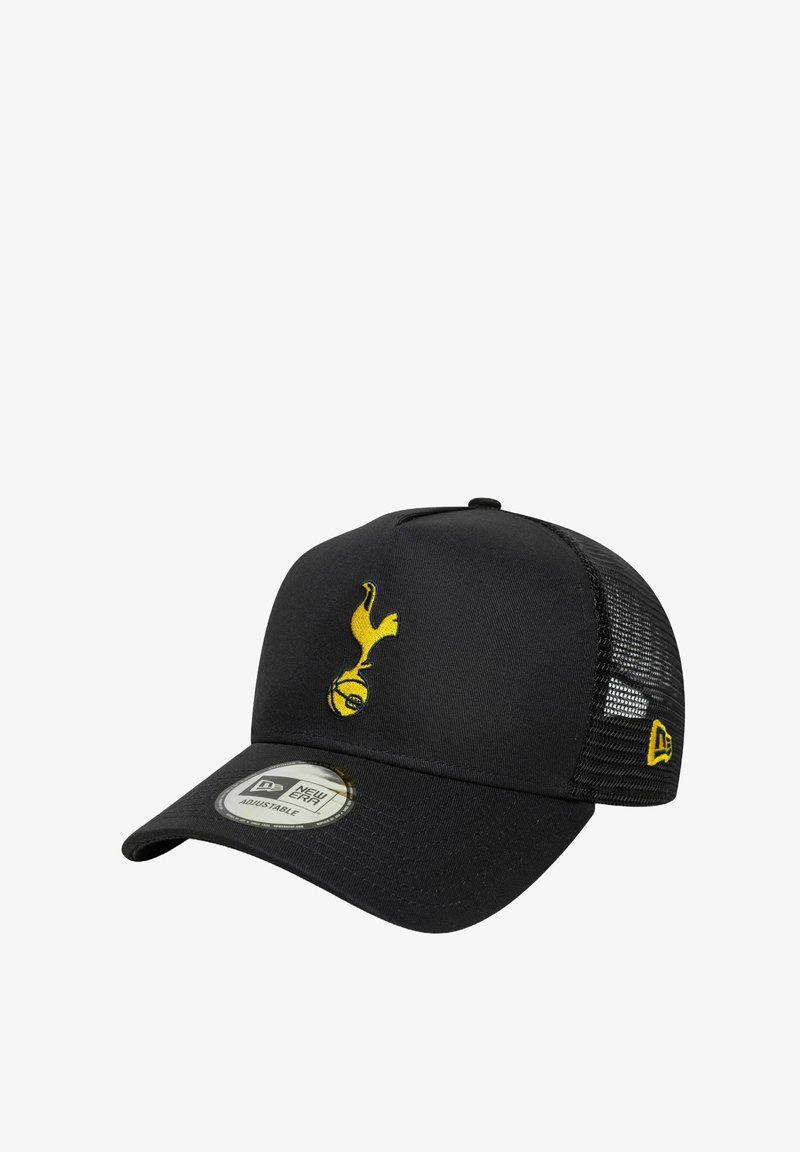 Schwarze Kappe mit Netzrücken, mit einem gelben gestickten Logo eines Hahns, der einen Ball hält. Verstellbare Größe mit gebogenem Schirm.