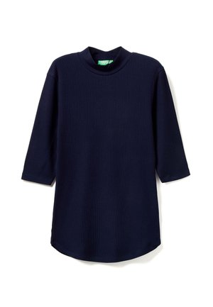 Tunic blu navy a coste con scollatura alta, maniche tre quarti e orlo arrotondato. Tessuto liscio con dettagli minimi.