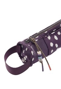 Fioletowy piórnik w białe kropki, boczna kieszeń z siateczki, zamek błyskawiczny z koralikami ozdobnymi na sznurkach oraz uchwyt z materiału na jednym końcu.