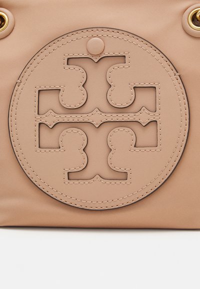 Tory Burch ELLA SMALL CHAIN CROSSBODY - Taška cez plece - pink sand