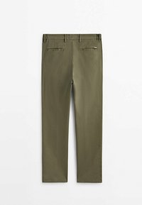 Oliwkowe spodnie o prostym kroju, z płaskim przodem, dwiema tylnymi kieszeniami i standardowym paskiem. Gładka tekstura.