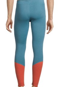 Leggings azzurri chiari con un design aderente; presentano accenti in rete rossi ai polpacci. Texture liscia; nessun motivo o componente visibile.