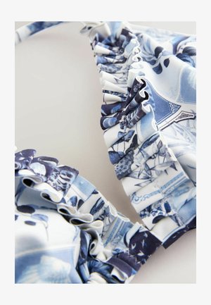 Bikini modrček z naboranimi robovi, ki vsebuje modro-belo vzorčenje z cvetličnimi in pokrajinskimi motivi, izdelan iz raztegljive tkanine.