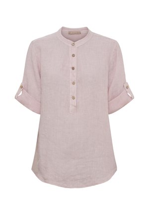 Lyserød linnedbluse med mandarinkrave, fire knapper foran og opsmøgede ærmer, der er fastgjort med knapstropper.