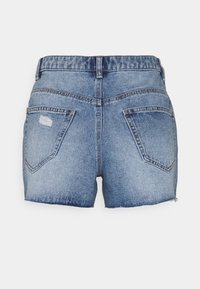 Pantalones cortos de mezclilla en azul claro con dobladillo deshilachado, que cuentan con dos bolsillos traseros y una cinturilla con un ligero detalle elástico.