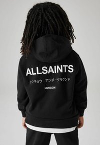 Felpa nera con cappuccio e testo bianco: "ALLSAINTS," caratteri giapponesi e "LONDRA." Tessuto di cotone, vestibilità rilassata, polsini e orlo a costine.