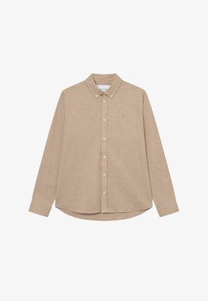 Beige långärmad skjorta med knappar och krage, med en subtil textur och rundad nederkant. Liten logotyp placerad på bröstet.