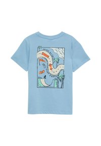 Lichtblauwe katoenen T-shirt met een grafisch ontwerp van een kronkelige weg, skateboards, palmbomen en de tekst "STOP NOOIT, SKATE EN GENIET!"