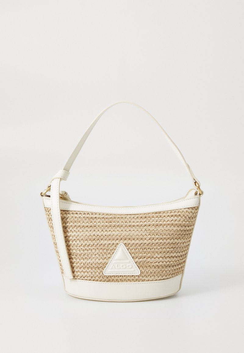 Sac en paille tressée avec une bordure en cuir blanc, logo triangulaire et sangle ajustable. Il dispose d'une fermeture éclair et d'une forme structurée et courbée.
