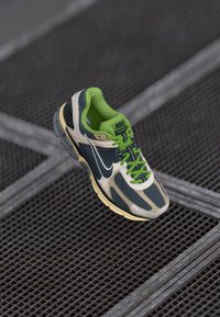 ZOOM VOMERO 5 SDE - Matalavartiset tennarit - pale ivory/off noir/smoke grey/chlorophyll/khaki