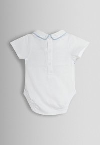 Fehér baba body rövid ujjakkal, galléros kialakítással és világoskék szegéllyel a gallér mentén. Patentok a alsó részen a záródáshoz.