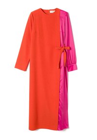 Robe mi-longue à manches longues, présentant un design contrasté avec un tissu orange uni et un tissu satin rose vif, noué avec un nœud sur le côté.