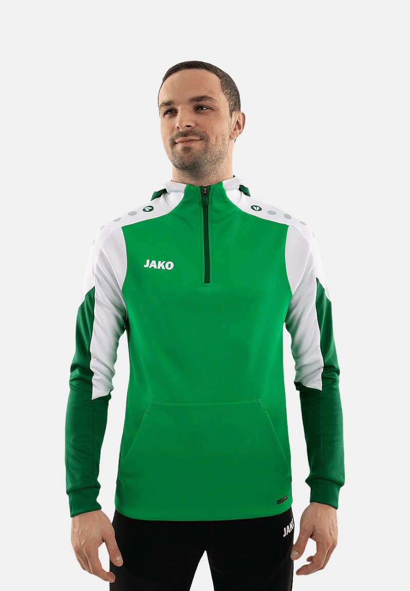 Maglia sportiva verde con zip e dettagli bianchi, caratterizzata da un collo alto, tasche laterali e logo sul petto e sulla cintura.
