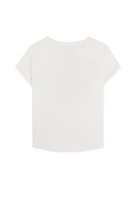 Camiseta blanca de manga corta, con cuello redondo, corte relajado, textura de algodón suave, diseño simple sin logotipos ni patrones visibles.