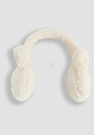 Cuffie bianche pelose con una texture morbida, copriorecchie arrotondati e una fascia curva, con piccoli accenti a forma di orecchio.