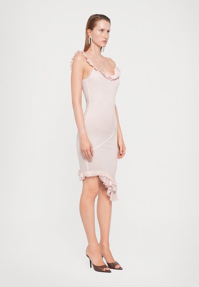 Vestito aderente rosa con accenti arricciati lungo il collo e l'orlo. Tessuto morbido; design senza maniche; dettaglio arricciato asimmetrico sul lato sinistro.