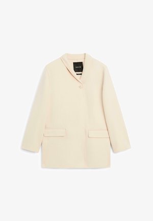 Beige kappa med revertekrage, enkel knappstängning, två framfickor och långa ärmar. Slätt tyg, skräddarsydd design.