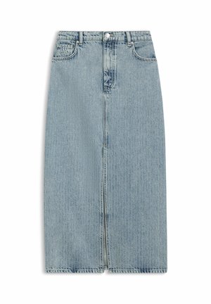 Jupe midi en denim bleu clair avec fines rayures blanches verticales, fente à l'avant, fermeture par boutons et poches avant.