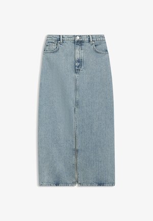 Jupe midi en denim bleu clair avec fines rayures blanches verticales, fente à l'avant, fermeture par boutons et poches avant.