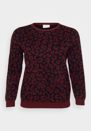Rød og svart leopardmønstrete genser med rund hals og ribbestrikkede mansjetter. Laget av mykt strikkemateriale.