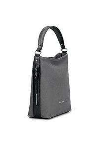 Šedá texturovaná taška s černým koženým popruhem, zipovým uzávěrem a detailním logem. Vyznačuje se strukturovaným tvarem a hladkými akcenty.