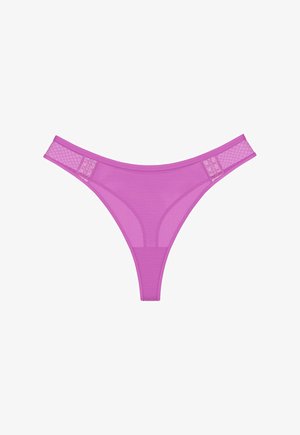 Tanga de malla morada con ribetes sólidos y detalles de encaje a cada lado de la cinturilla, exhibida sobre un fondo blanco.