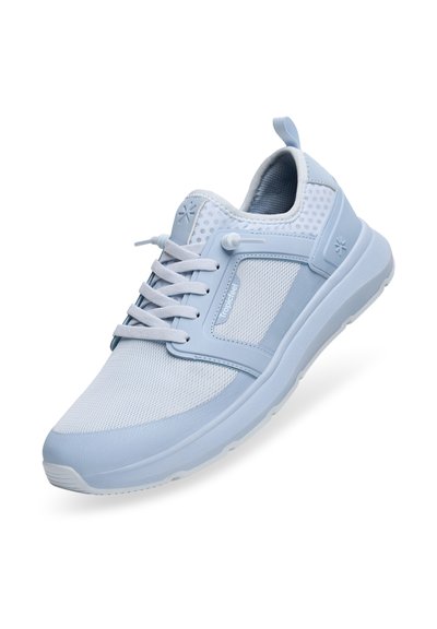 Světle modrá sportovní obuv vyrobená z prodyšných a syntetických materiálů, s polstrovaným límcem, plochými tkaničkami a texturovanou podrážkou.