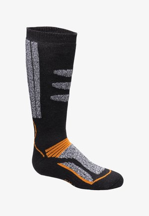 Zwarte kniehoge sok met grijze en oranje accenten. Heeft een gestructureerd patroon met strepen en grafische lijnen. Versterkte teen en hiel.