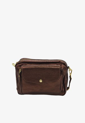 Sac à bandoulière en métal marron avec quincaillerie dorée, compartiment principal zippé, poche avant, texture douce et bandoulière ajustable.