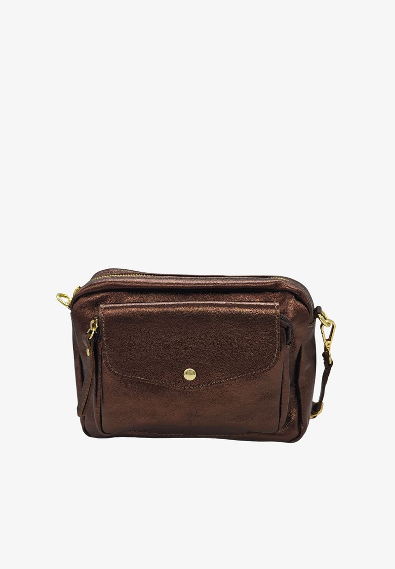 Sac à bandoulière en métal marron avec quincaillerie dorée, compartiment principal zippé, poche avant, texture douce et bandoulière ajustable.
