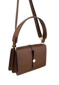 Borsa a tracolla in pelle marrone con design piatto, hardware dorato, patta frontale e chiusura con bottone circolare. Tracolla regolabile.