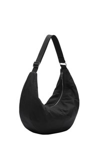 Schwarze Hobo-Tasche aus leichtem Stoff, mit geschwungener Form, verstellbarem Tragegurt und einer Reißverschlusstasche auf der Vorderseite. Glatte Textur.
