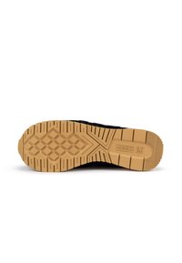 Schwarze Sportschuhsohle mit griffigem, strukturiertem Gummi. Verfügt über eine kontrastierende, tanfarbene Gummisohle und ein detailliertes Profilmuster, einschließlich Diamantformen.