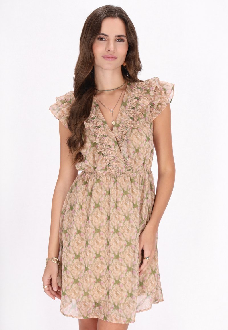 Blumendruckkleid in sanftem Rosa und Grün, mit Rüschensäumen, einem V-Ausschnitt und einem elastischen Taillenbund für eine lockere Passform.