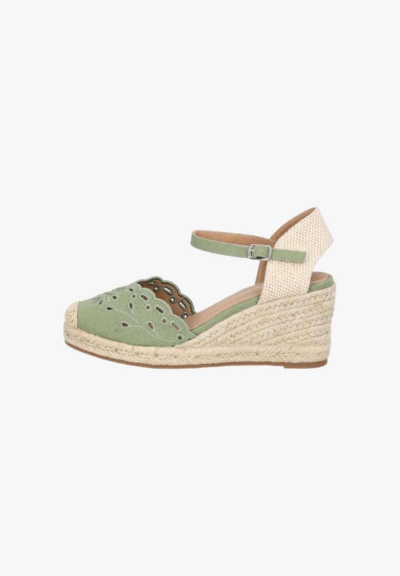 Espadrille verde de lona con patrones florales recortados, suela de cuerda de yute y una correa de tobillo beige. Diseño tradicional con textura suave.