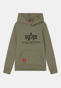 Sudadera color oliva con bolsillo tipo canguro, diseño de logo en negro contrastante, puños y dobladillo acanalados, fabricada en una tela suave y lisa.