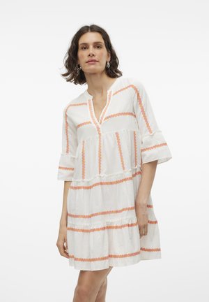 Weißes, gestuftes Kleid mit orangefarbener und rosafarbener Stickerei, das einen V-Ausschnitt und dreiviertellange Ärmel hat. Hergestellt aus leichtem Stoff.