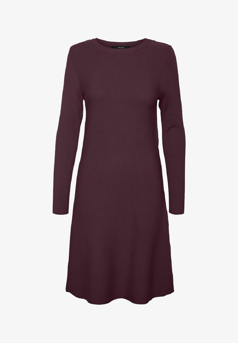 Långärmad klänning i djup burgundy, tillverkad av ribbat tyg; knälång A-linjeformad silhuett med rund halsringning och subtil textur.