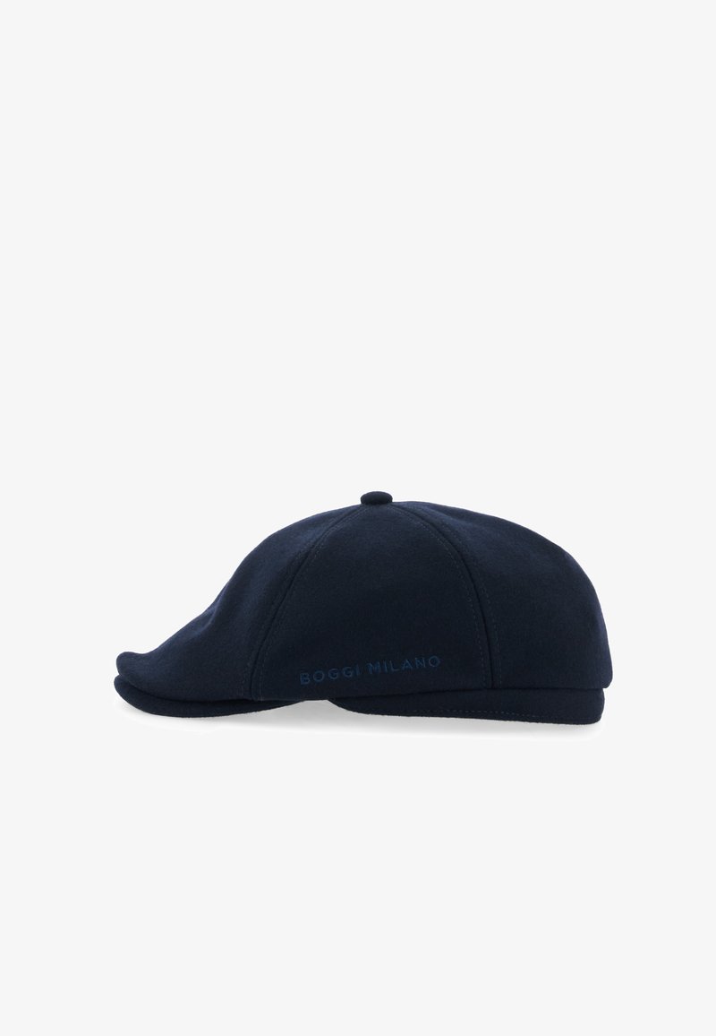 Casquette plate bleu marine foncé avec panneaux cousus et petit bouton sur le dessus, embossée avec "Boggi Milano" sur le côté.