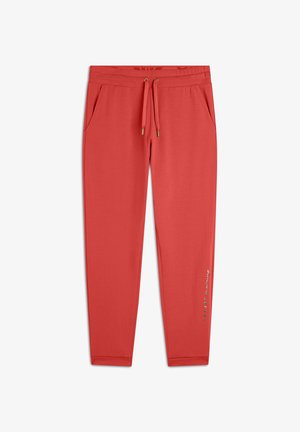 Pantaloni jogger rossi con vita regolabile, dotati di due tasche laterali e un sottile dettaglio testuale sulla parte bassa della gamba. Tessuto morbido e liscio.
