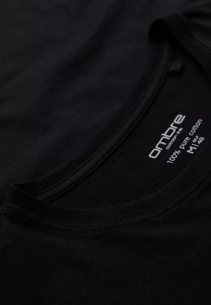 Schwarzes T-Shirt aus 100 % reinem Baumwolle, mit einem klassischen Rundhalsausschnitt und sichtbaren Nahtdetails. Das Etikett zeigt den Markennamen und die Größe.